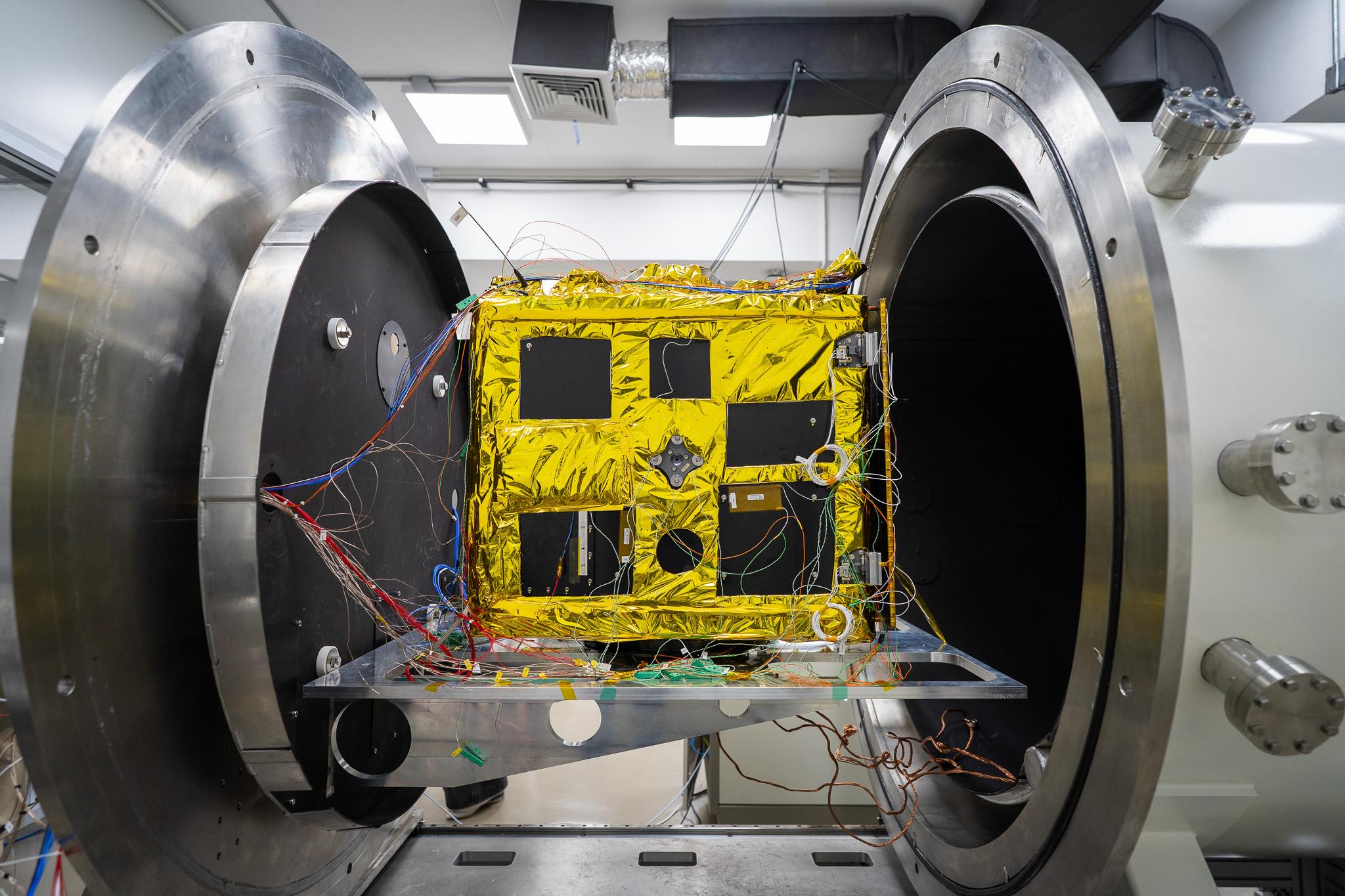 Update! ดาวเทียม TSC-1 ฝ่าบททดสอบสุญญากาศและอุณหภูมิสุดขั้ว (TVAC) กว่า 72 ชั่วโมง ใช้เทคโนโลยีไทย ทดสอบดาวเทียมไทย ในห้องปฏิบัติการประกอบและทดสอบดาวเทียมที่เชียงใหม่ ก่อนปฏิบัติภารกิจจริงในอวกาศ