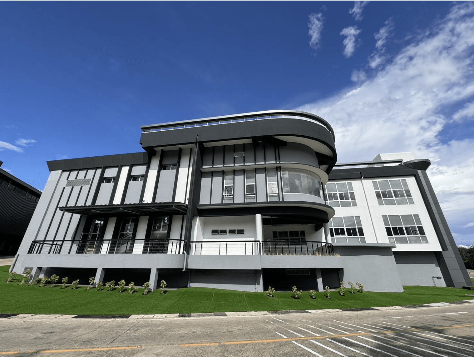 อาคารปฏิบัติการพัฒนาต้นแบบและบ่มเพาะเทคโนโลยี (Prototype and Technology Incubation Center)