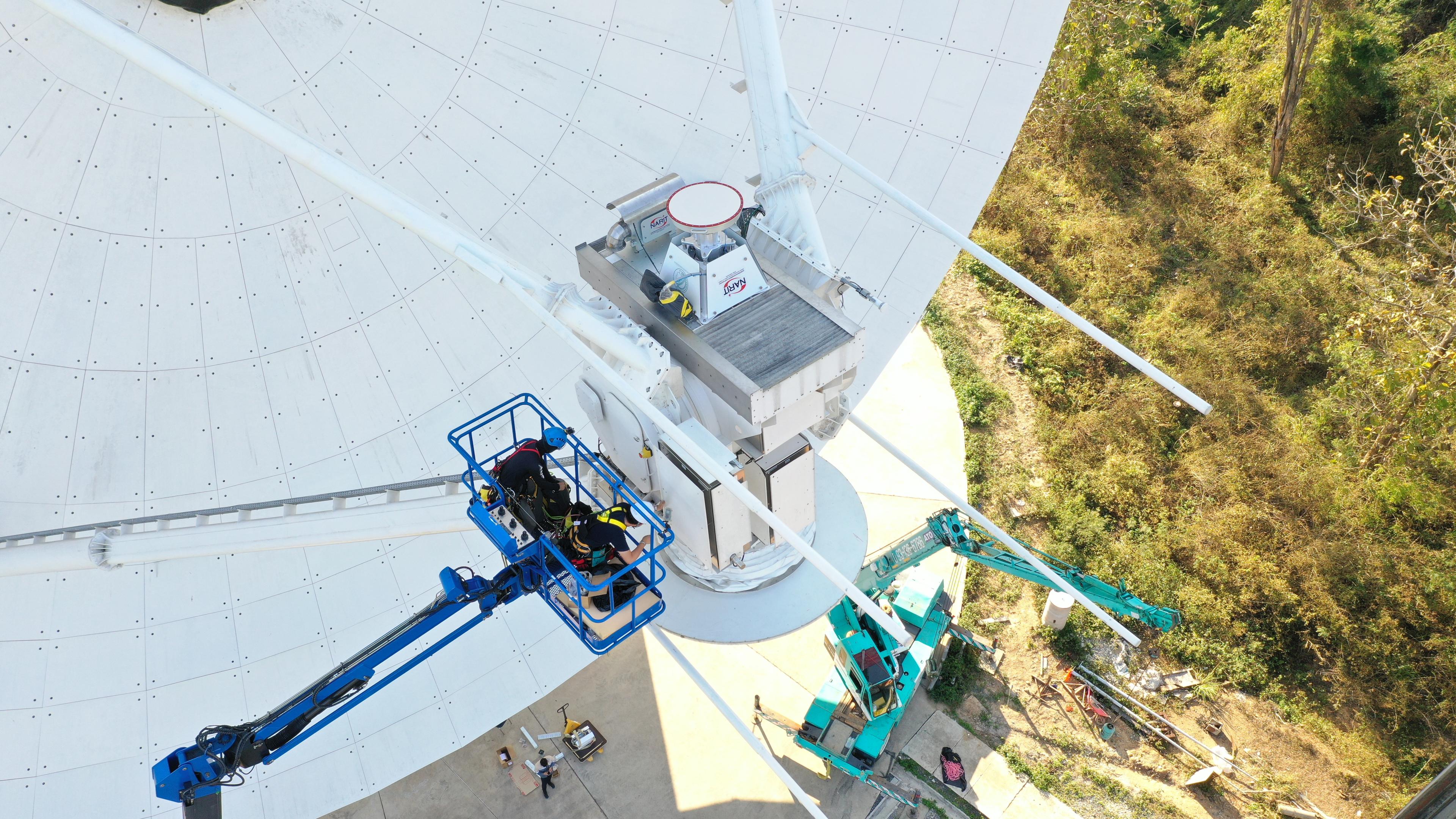 The receivers are capable of receiving signals in various frequency bands, including L-band (1.0-1.8 GHz) and K-band (18.0-26.5 GHz).