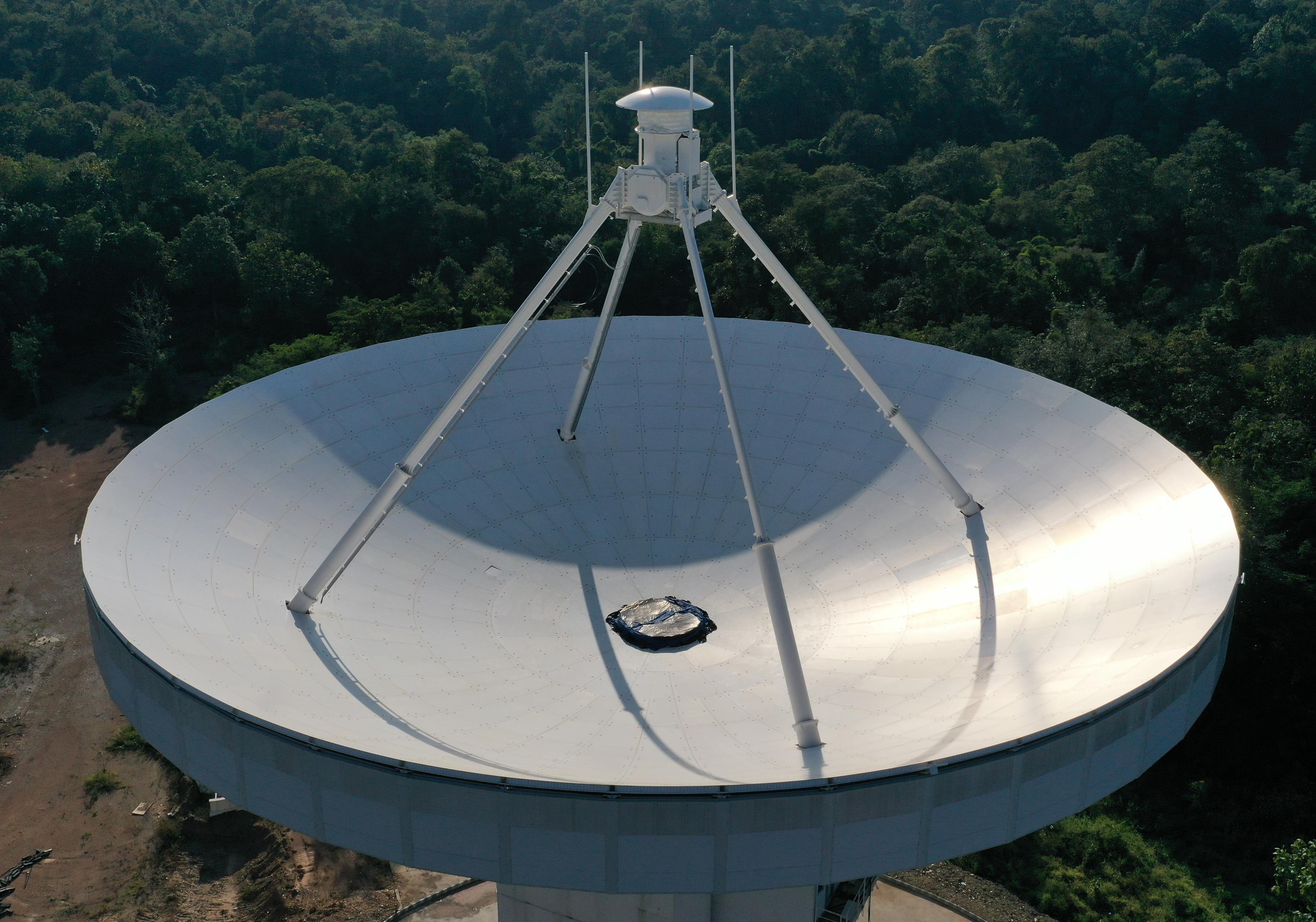 The main receiving dish measures 40 meters in diameter, providing a smooth surface that enables observation in high-frequency ranges up to 115 GHz.