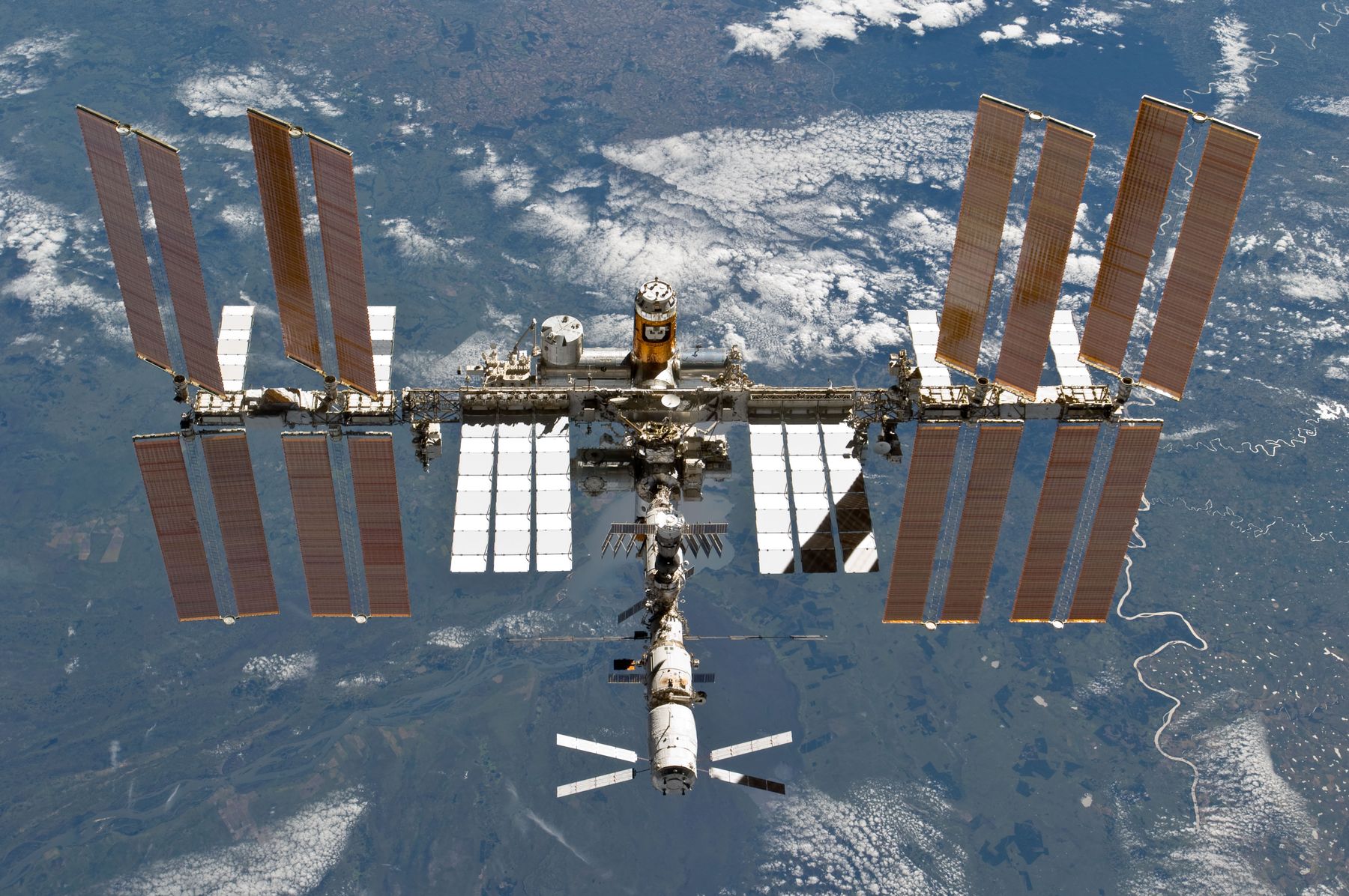 นักบินอวกาศตรวจพบรูรั่วบนสถานีอวกาศนานาชาติด้วย “ใบชา”