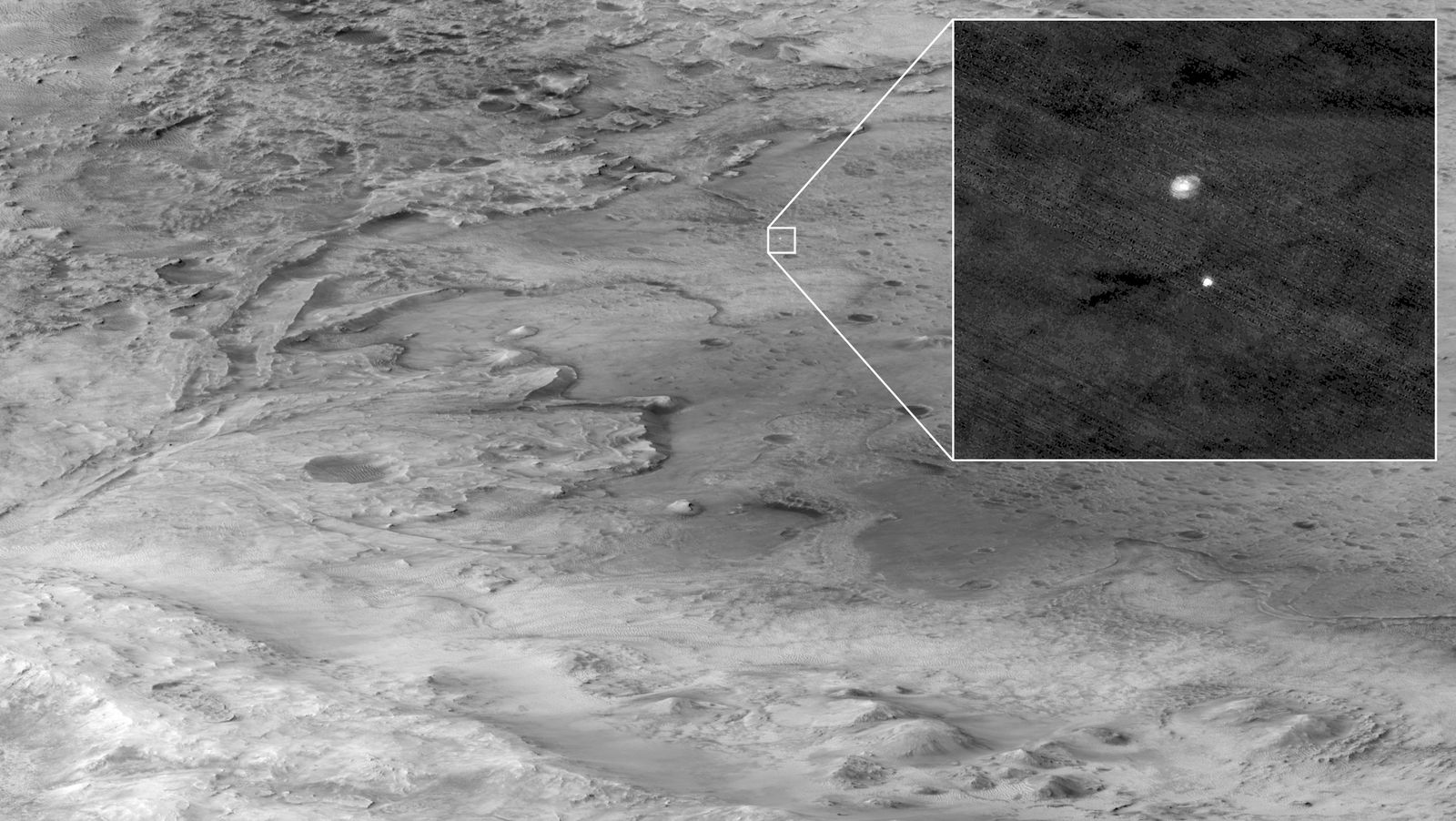 กล้อง HiRISE บันทึกภาพขณะเพอร์เซเวียแรนส์ร่อนลงสัมผัสพื้นผิวดาวอังคาร
