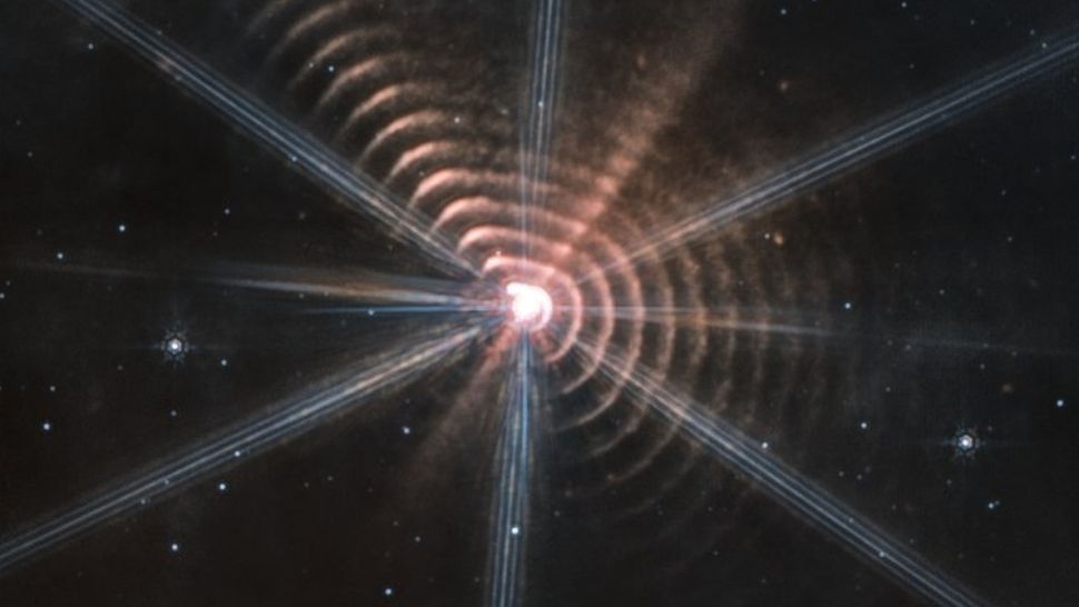 JWST สังเกตการณ์ระลอกคลื่นในอวกาศ จนพบว่าเป็นกลุ่มฝุ่นสารอินทรีย์ที่ถูกผลักด้วยแสงจากดาวฤกษ์